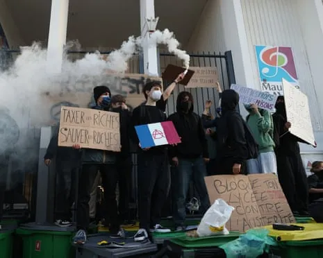 New French PM Under Mounting Pressure as Countrywide Strikes Disrupt Schools and Transportation